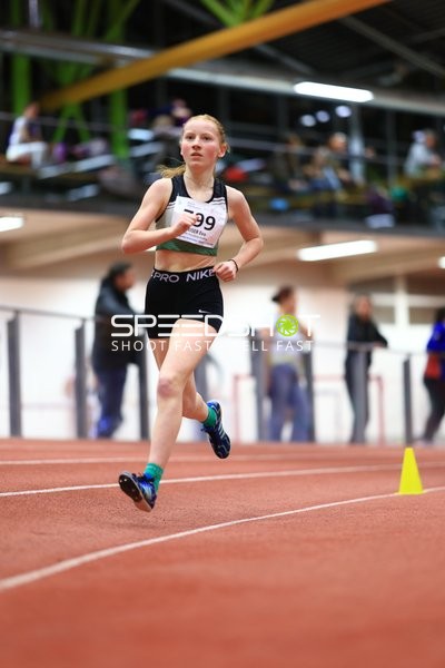 Athletin mit Startnummer 99 in Aktion