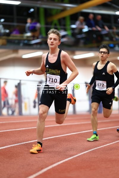 Athleten mit Startnummern 710 und 672 laufen