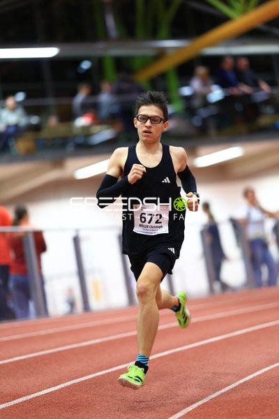 Athlet läuft auf Bahn