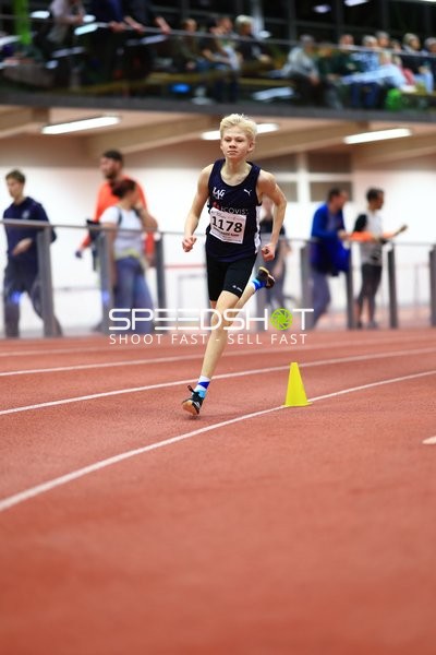 Athlet läuft in der Halle