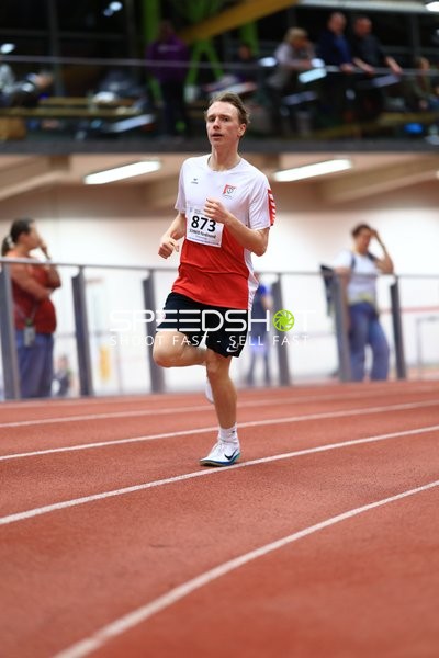 Athlet läuft in der Halle