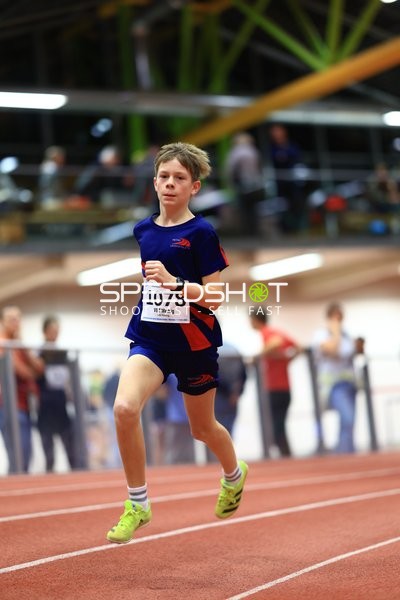 Athlet läuft auf Bahn