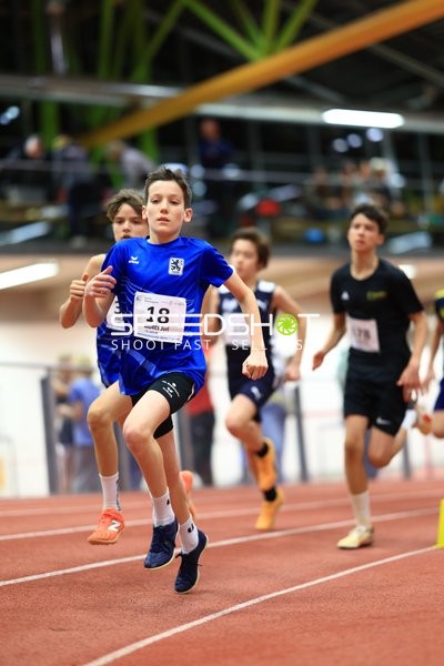 Junge Athleten sprinten in der Halle