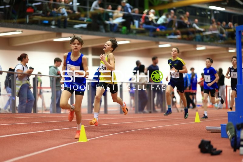 Jugendliche Athleten beim Hallenrennen