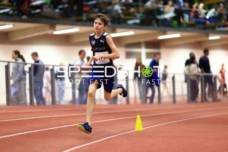 Athlet läuft in der Halle