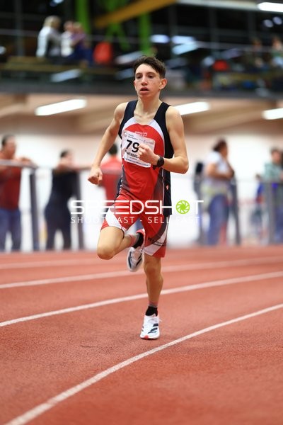 Athlet läuft auf Bahn
