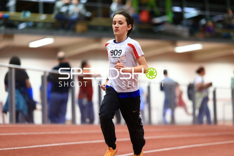 Athlet läuft auf Bahn