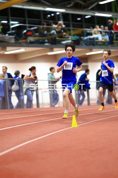 Athleten mit Startnummern 801 und 249 laufen