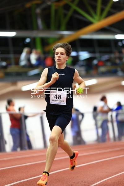 Leichtathlet läuft in Halle