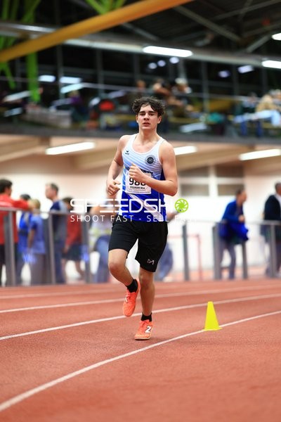 Athlet läuft in der Halle