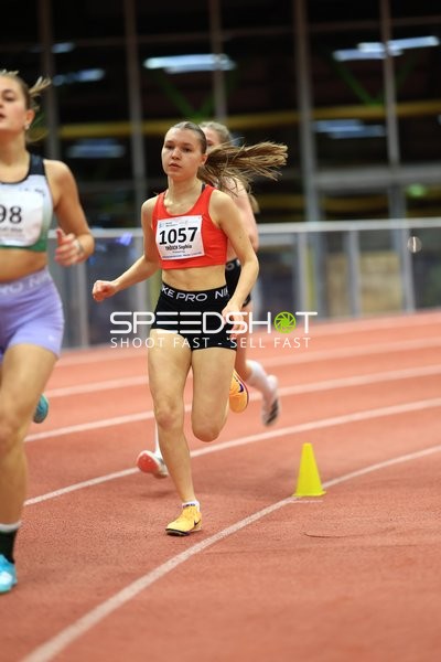 Athletin mit Startnummer 1057 in Aktion