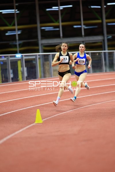 Athletinnen mit Startnummern 83 und 879 in Aktion