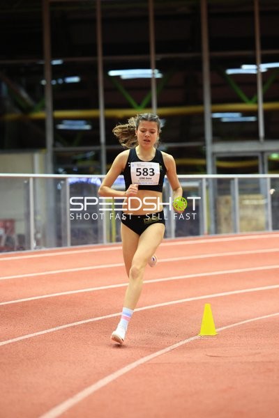 Athletin mit Nummer 583 in Aktion