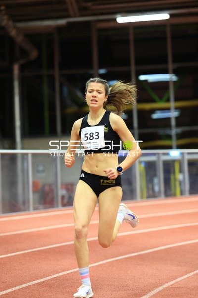 Athletin mit Startnummer 583 in Aktion