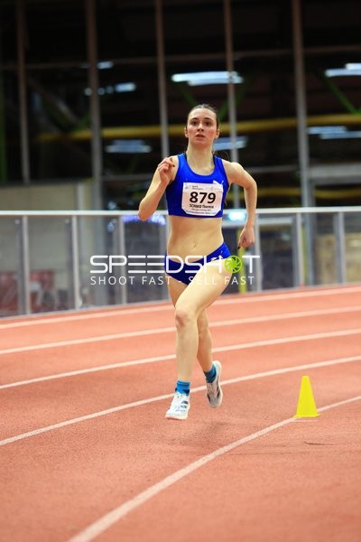 Athletin mit Startnummer 879 in Aktion