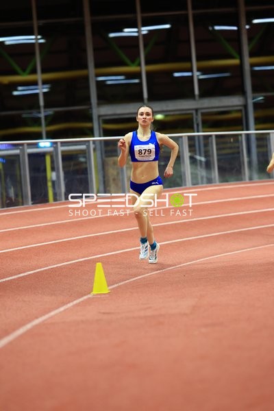 Athletin mit Startnummer 879 in Aktion