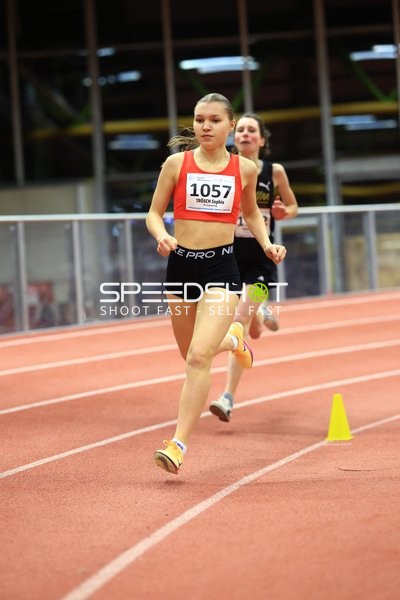 Athletin mit Startnummer 1057 in Aktion