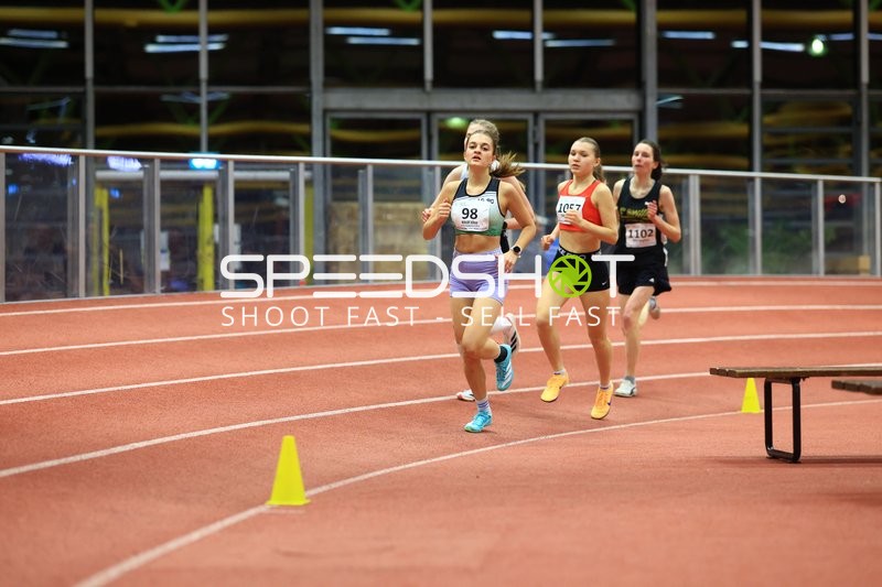 Athletinnen laufen Indoor