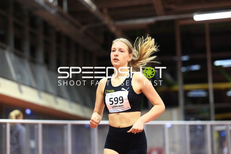 Athletin mit Startnummer 599 in Aktion