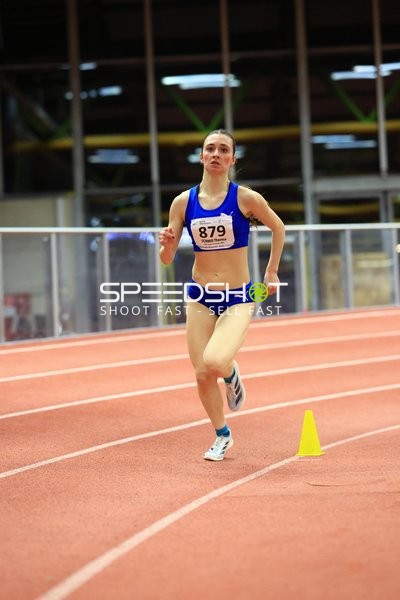 Athletin mit Nummer 879 in Aktion