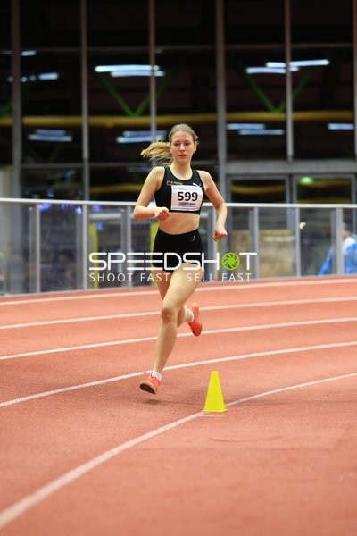 Athletin mit Nummer 599 in Aktion