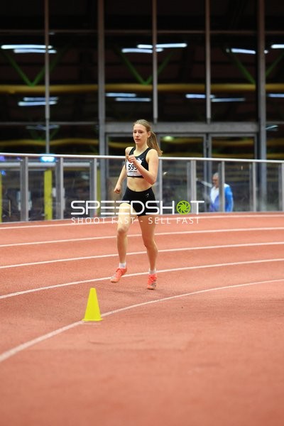 Athletin läuft in der Halle