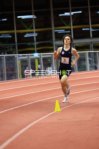 Athlet läuft in der Halle