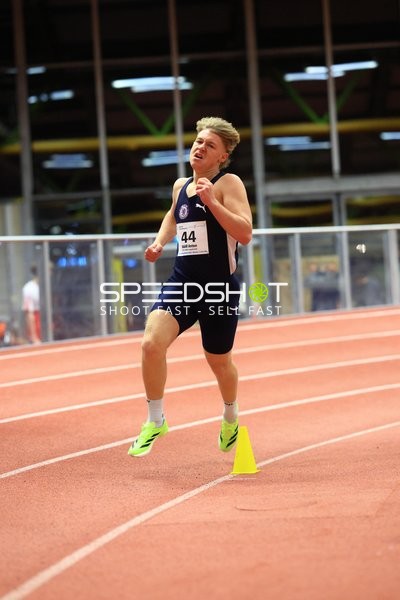 Athlet mit Startnummer 44 in Aktion