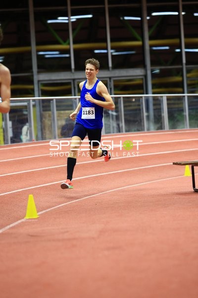 Athlet mit Startnummer 1183 sprintet