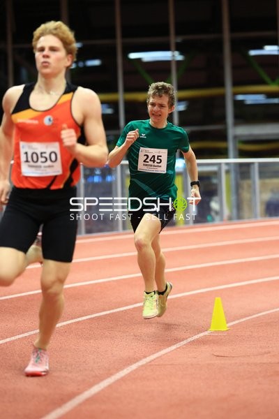 Läufer mit Startnummern 245 und 1050 in Aktion