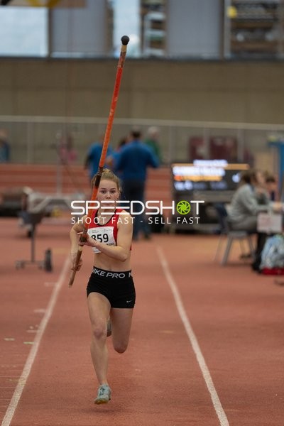 Athletin mit Startnummer 859 beim Stabhochsprung