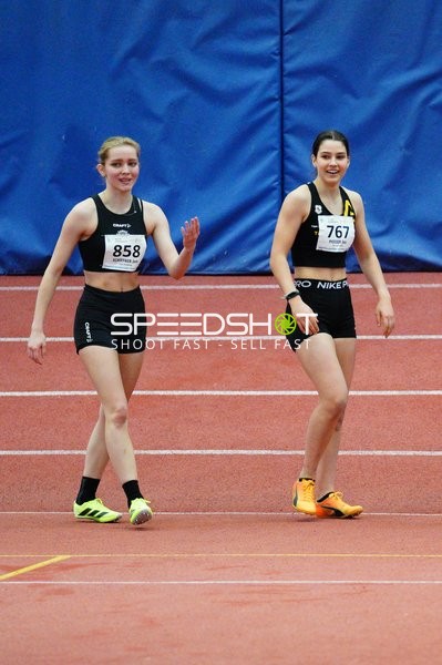 Athletinnen mit Startnummern auf Laufbahn