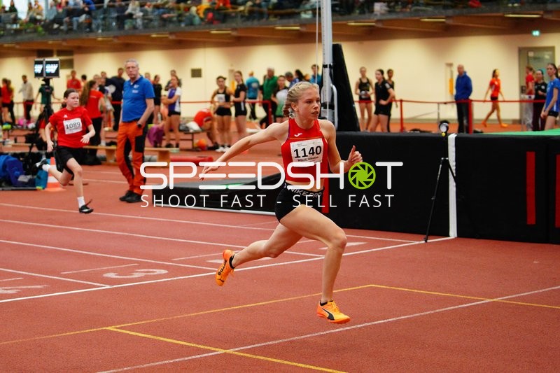 Athletin mit Startnummer 1140 sprintet