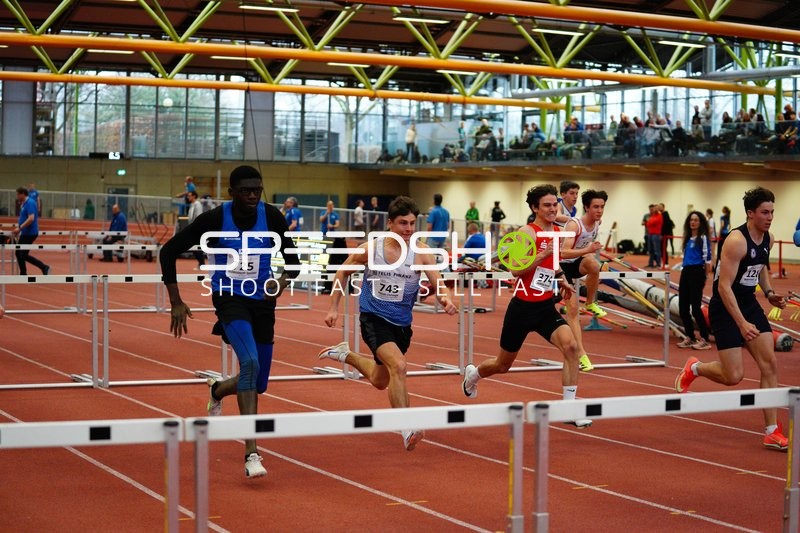 Hürdenlauf in der Halle