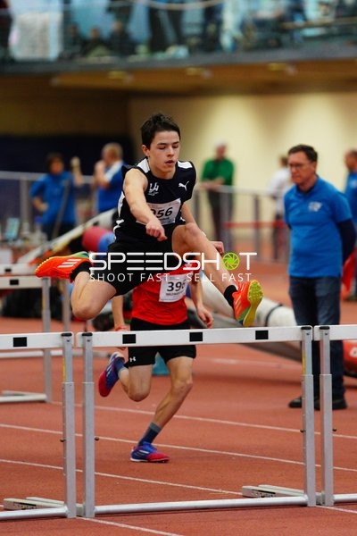 Athlet beim Hürdenlauf in München