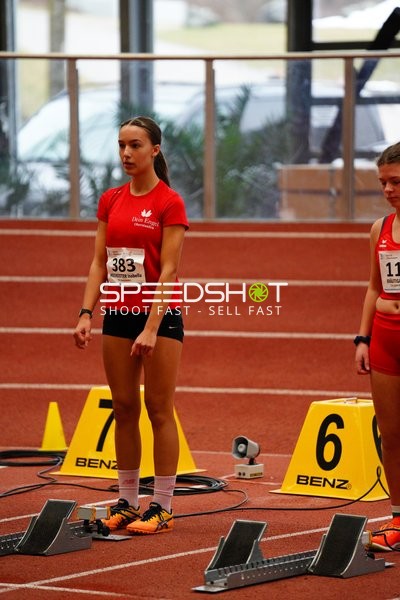 Athletinnen am Startblock in Aktion