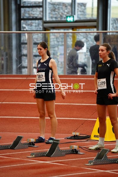 Athletinnen an Startblöcken