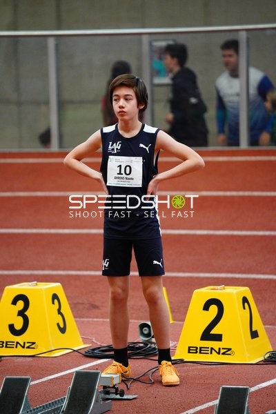 Athlet mit Startnummer 10 vor Start