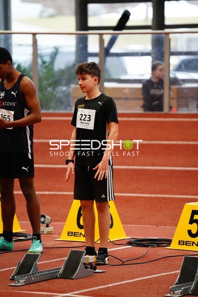 Athleten vor Startblock in Aktion