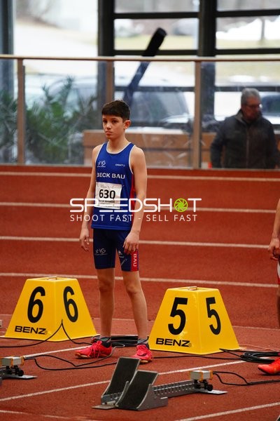 Athlet vor Startblock in Aktion