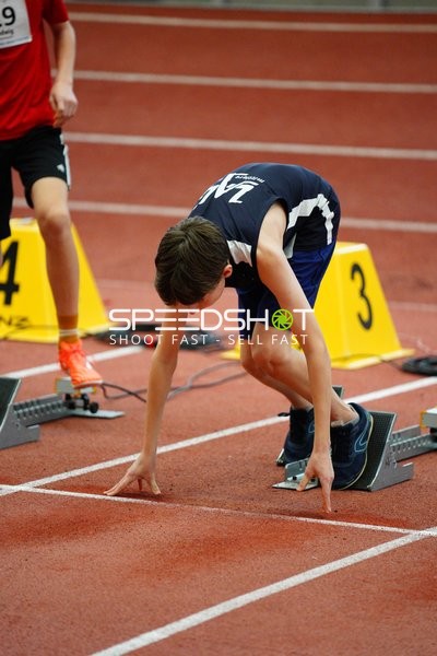 Athlet in Startposition beim Sprint