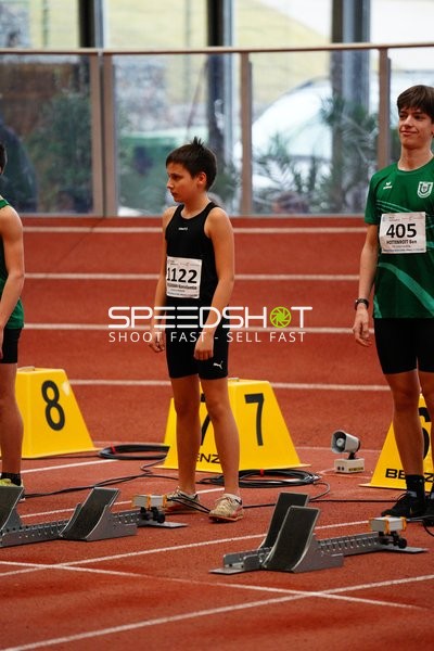 Athleten vor Startblock in Aktion