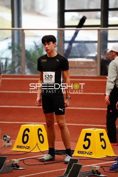 Athlet mit Startnummer 520 an Startlinie