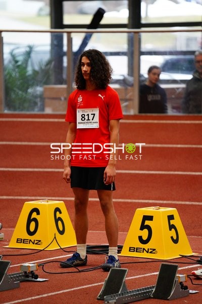 Athlet mit Startnummer 817 vor Start