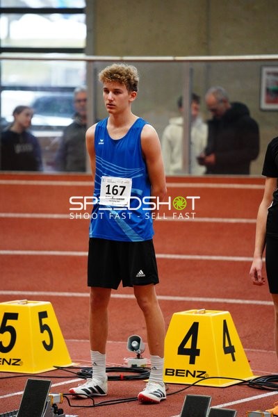 Athlet mit Startnummer 167 auf Laufbahn