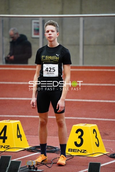 Athlet mit Startnummer 425 vor Start