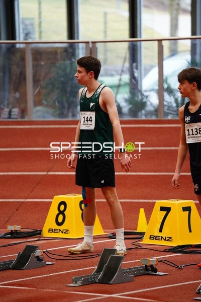 Athleten vor Startblock in Aktion