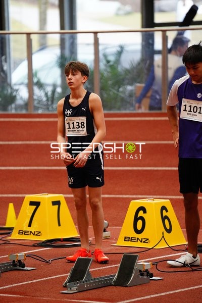 Athleten vor Startblock in Aktion