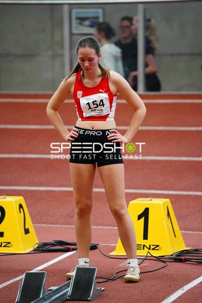 Athletin mit Startnummer 154 vor Start