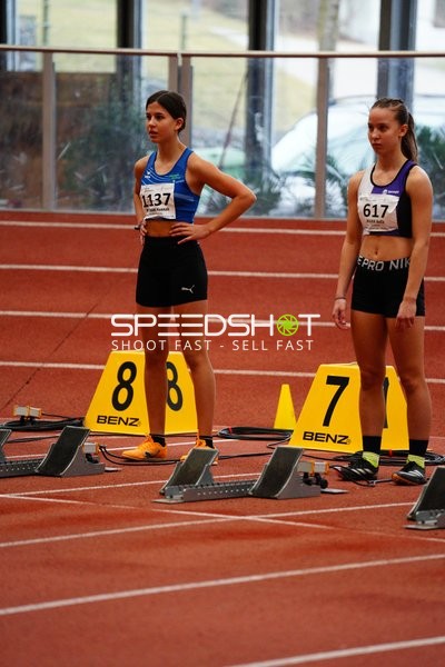 Athletinnen an Startblöcken